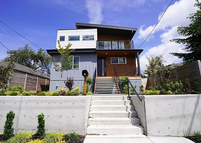New House With Chef\'S Kitchen And Spa-Like Suite