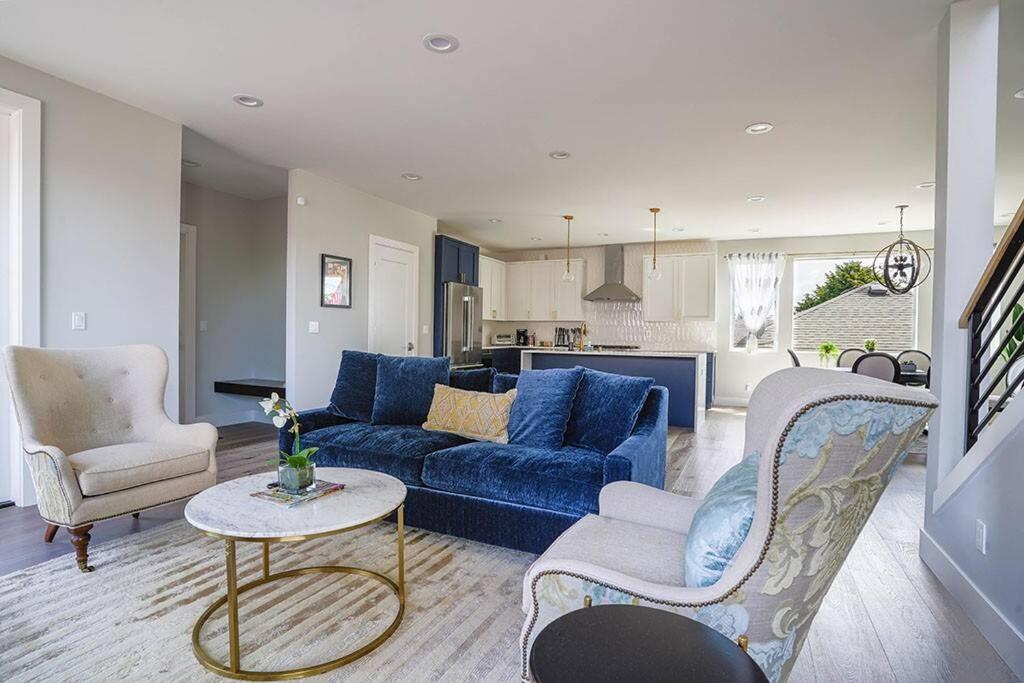 New House With Chef's Kitchen And Spa-like Seattle
