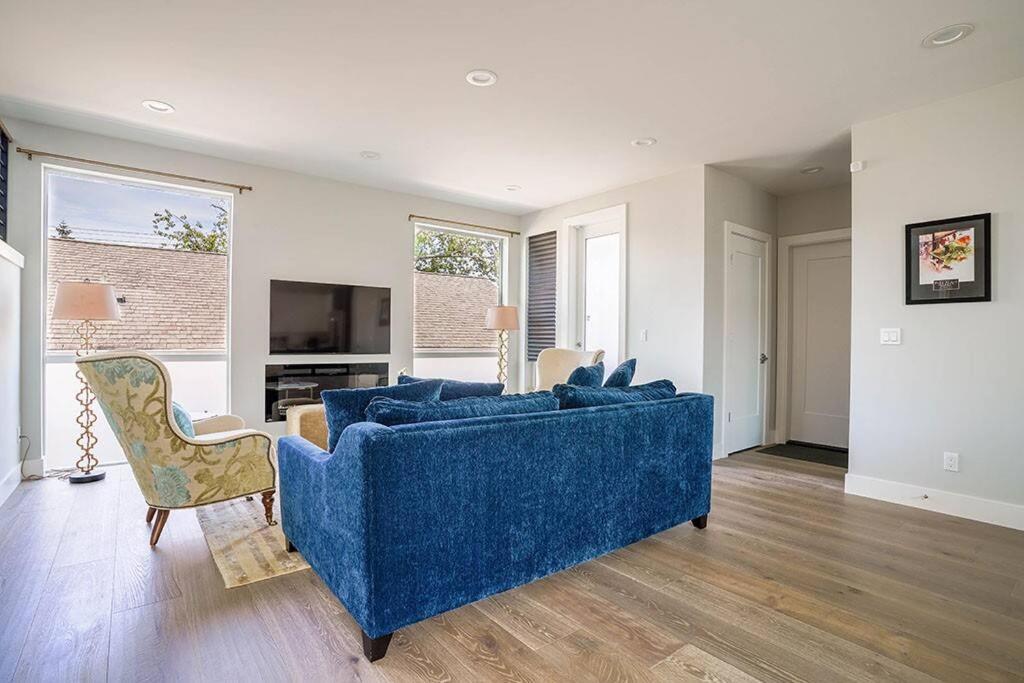 New House With Chef's Kitchen And Spa-like