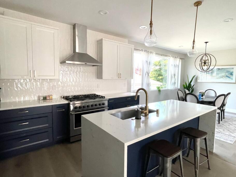 New House With Chef's Kitchen And Spa-like Seattle