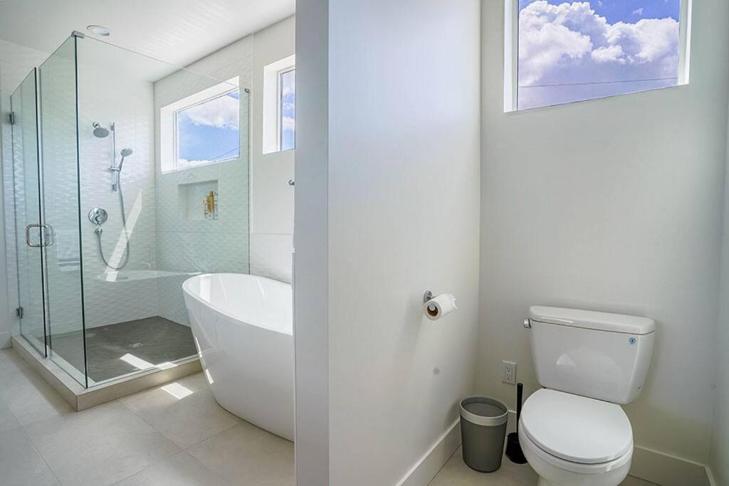 New House With Chef's Kitchen And Spa-like Seattle
