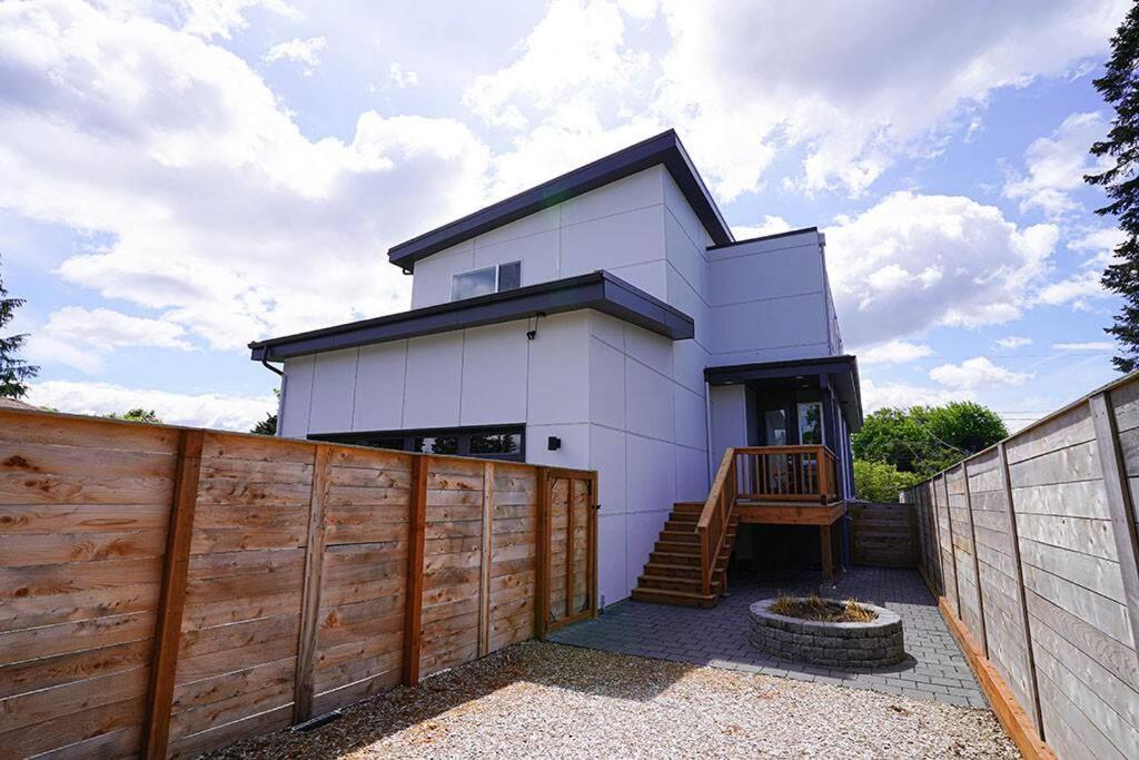 New House With Chef's Kitchen And Spa-like *